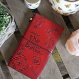 Kézműves Bőrkötésű Napló - Kezdődik a Kaland - Piros - (80 oldal)