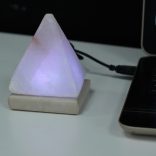 Minőségi USB Fehér Piramis Sólámpa - 9 cm (színváltós)