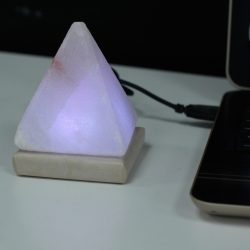   Minőségi USB Fehér Piramis Sólámpa - 9 cm (színváltós)